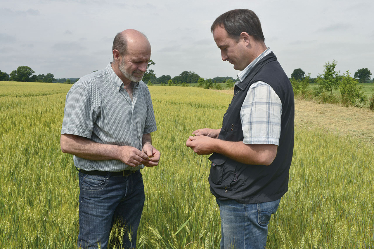 Joël Roncin, agriculteur à Montguillon (Maine-et-Loire) et Jérôme Caillère, technico-commercial, coopérative des agriculteurs de la Mayenne