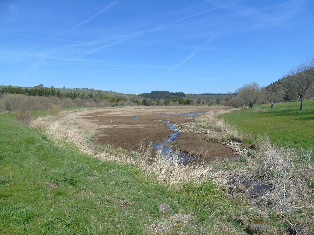 L’effacement d’un plan d’eau permet au Lignon du Velay de retrouver son lit naturel - Plan d'eau de Fay-sur-Lignon pendant la vidange
