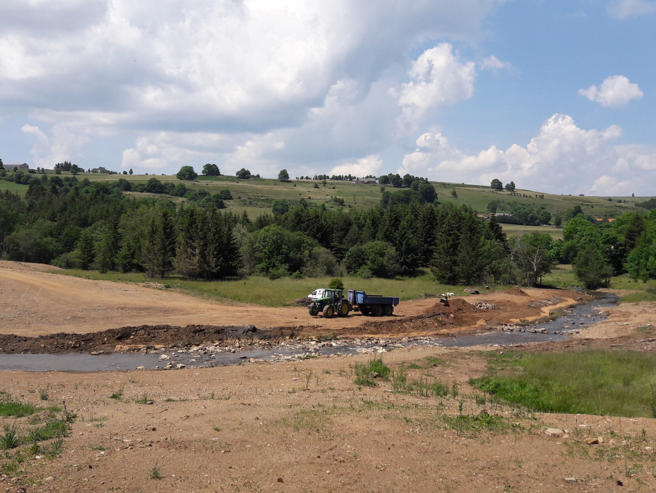 L’effacement d’un plan d’eau permet au Lignon du Velay de retrouver son lit naturel - Début des travaux de génie végétal