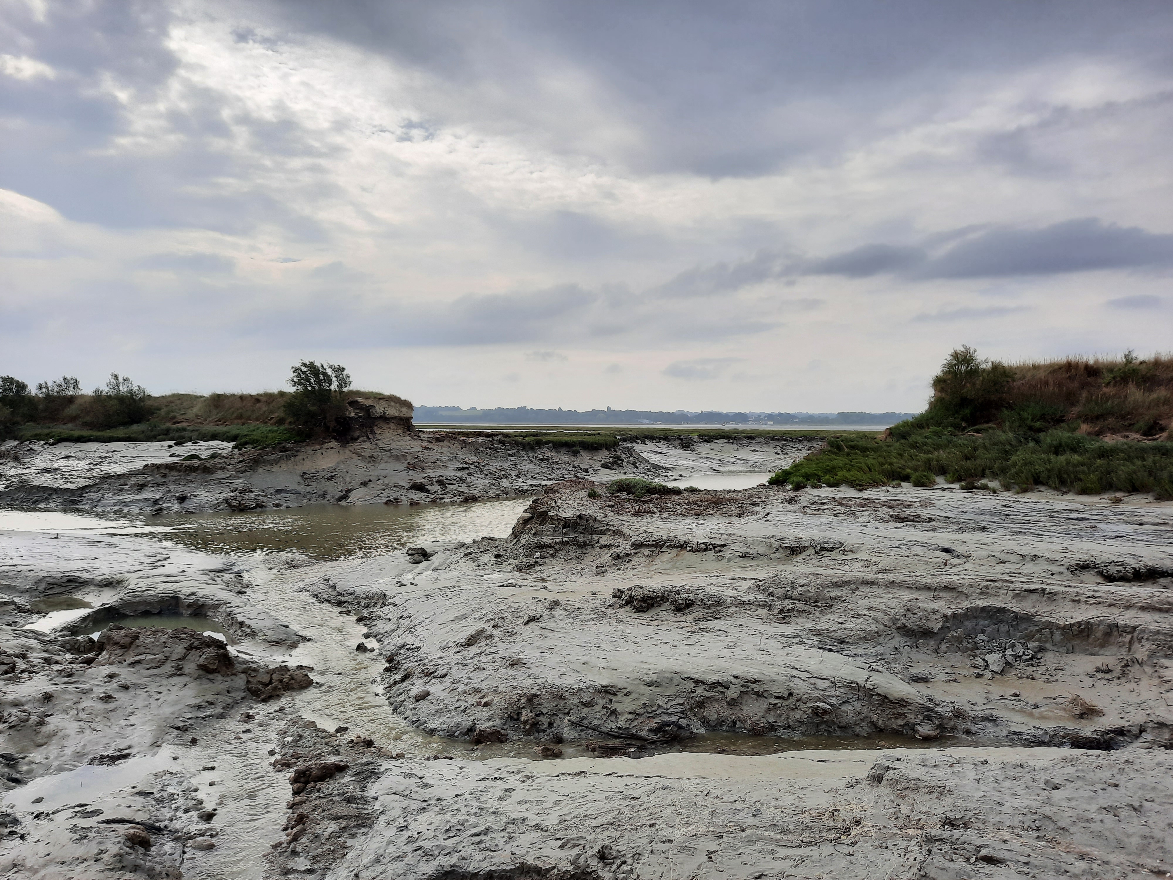 Photo montrant l'uverture à la mer du polder de la baie de Lancieux
