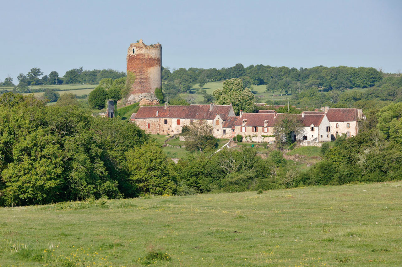 Photo d'habitat traditionnel groupé en hameau au pied des ruines du château de Brosse à Chaillac (36)